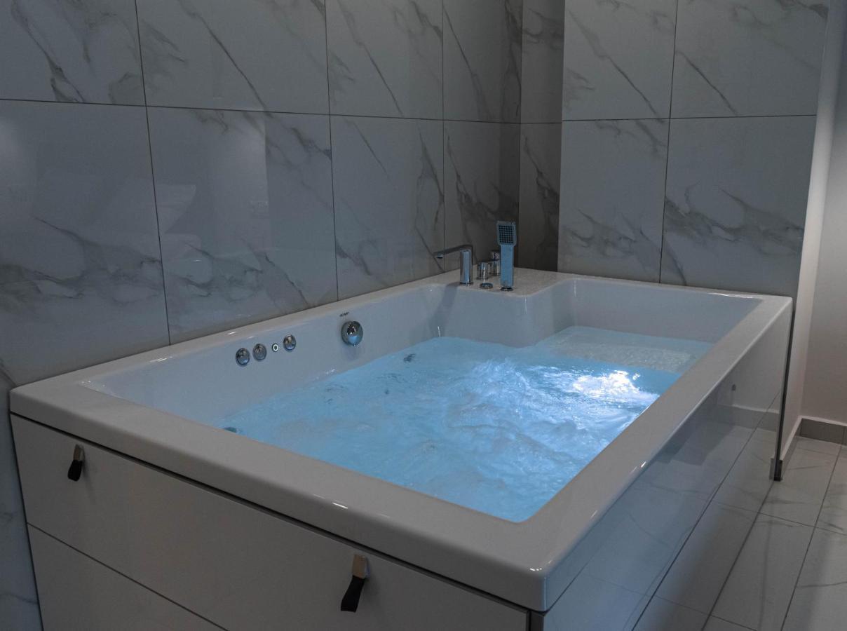 Athens Jacuzzi Apartment Dış mekan fotoğraf