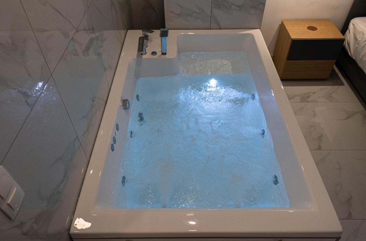 Athens Jacuzzi Apartment Dış mekan fotoğraf