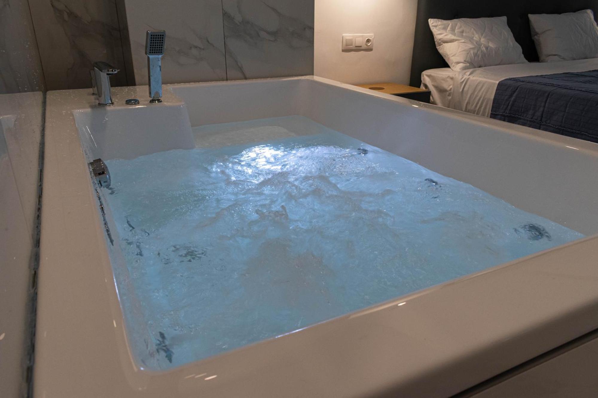 Athens Jacuzzi Apartment Dış mekan fotoğraf